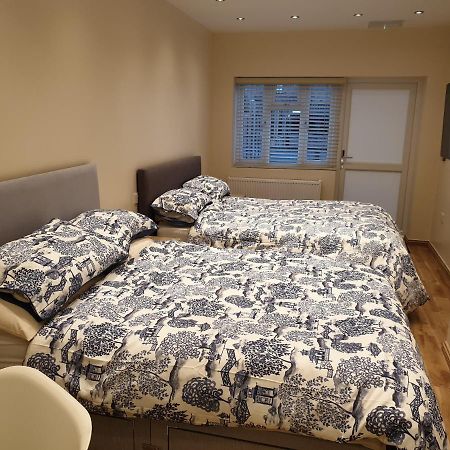 London Luxury Apartments 3 Bedroom Sleeps 8 With 3 Bathrooms 4 Mins Walk To Tube Free Parking Илфорд Экстерьер фото