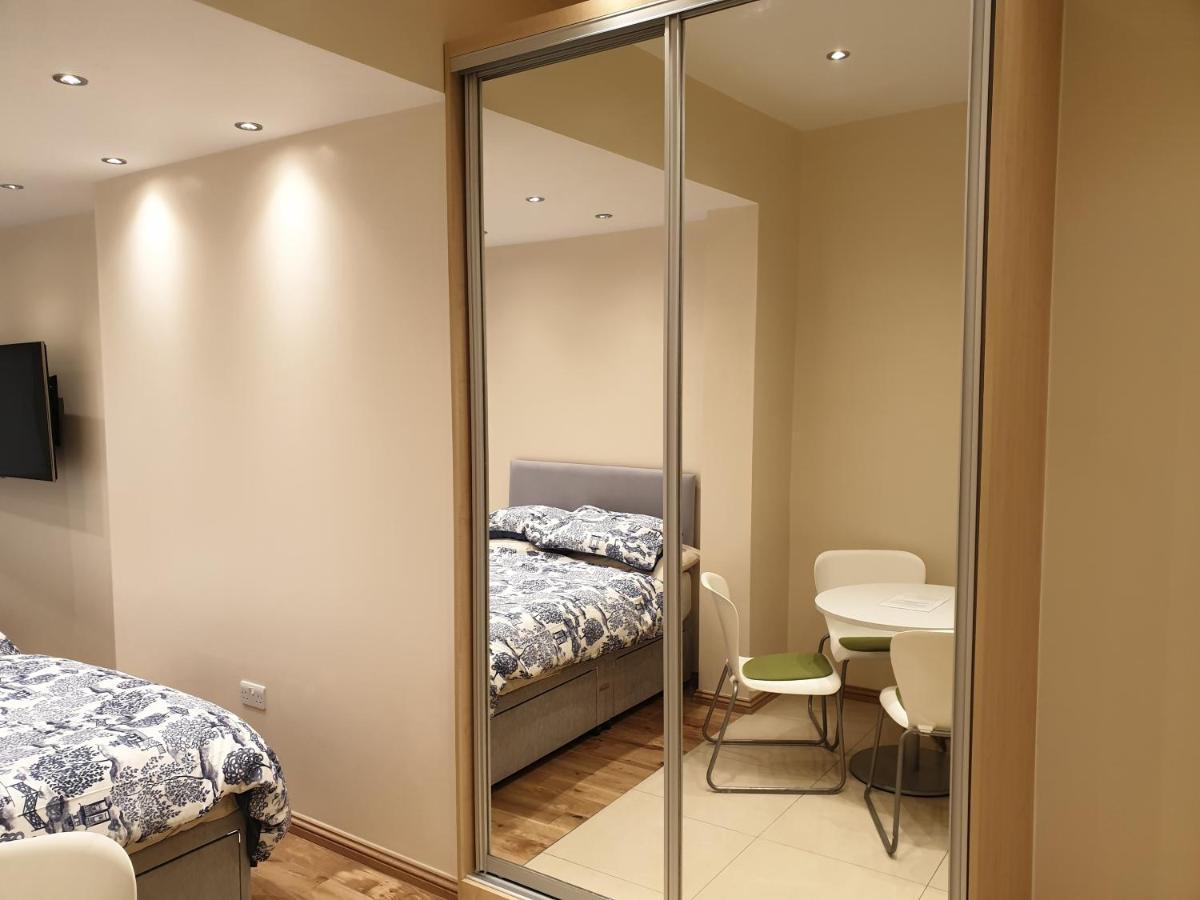 London Luxury Apartments 3 Bedroom Sleeps 8 With 3 Bathrooms 4 Mins Walk To Tube Free Parking Илфорд Экстерьер фото