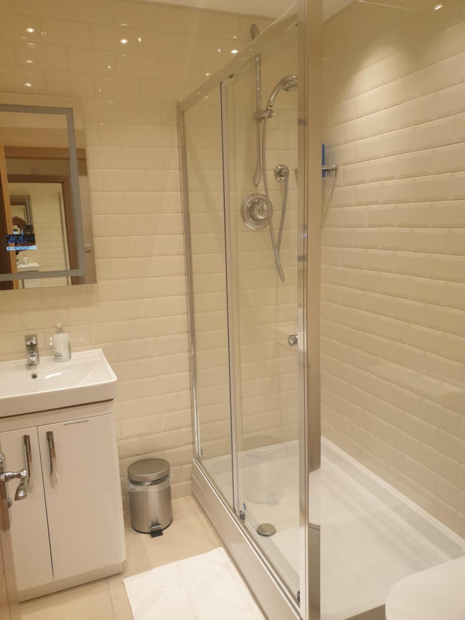 London Luxury Apartments 3 Bedroom Sleeps 8 With 3 Bathrooms 4 Mins Walk To Tube Free Parking Илфорд Экстерьер фото