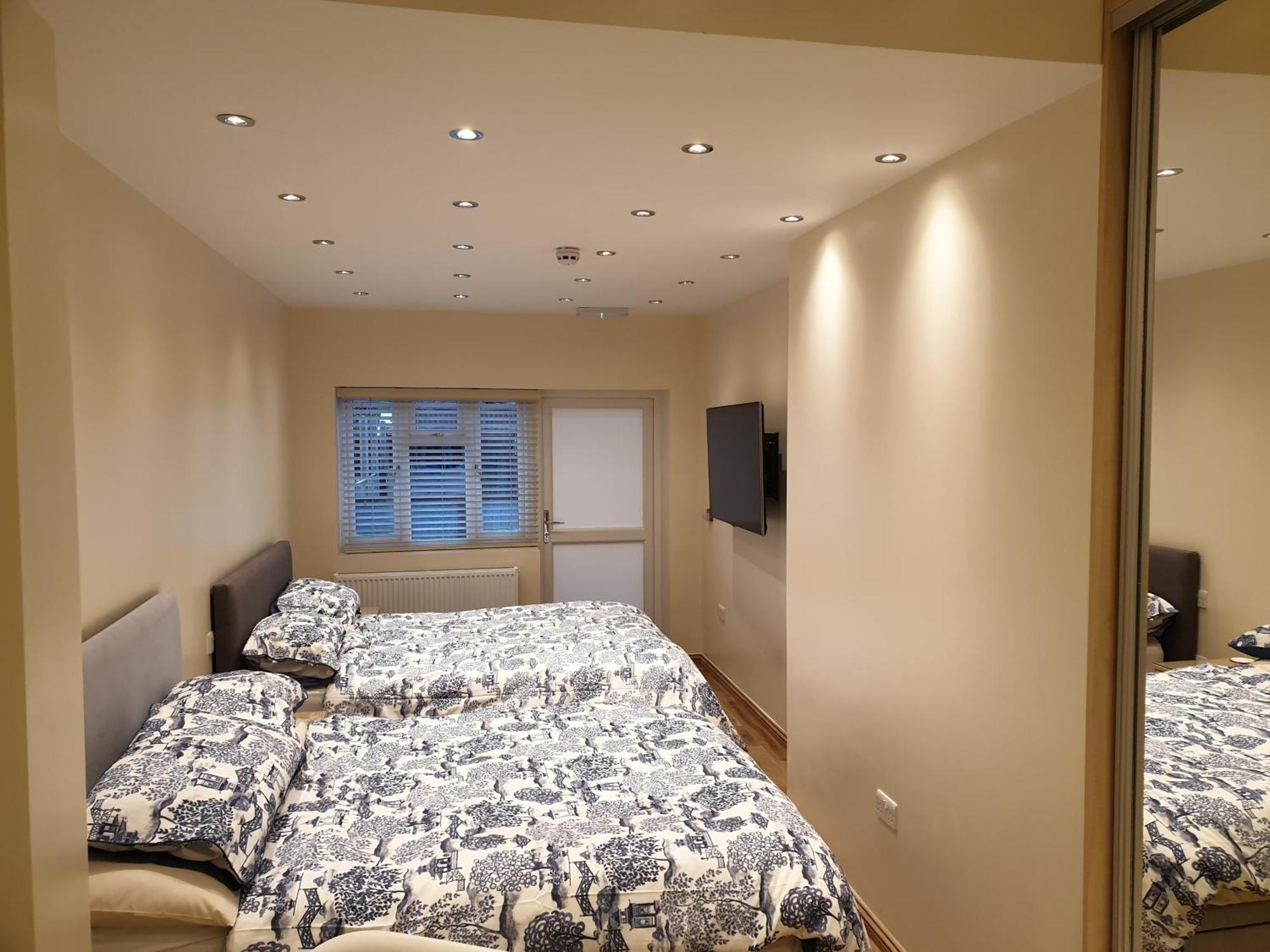 London Luxury Apartments 3 Bedroom Sleeps 8 With 3 Bathrooms 4 Mins Walk To Tube Free Parking Илфорд Экстерьер фото